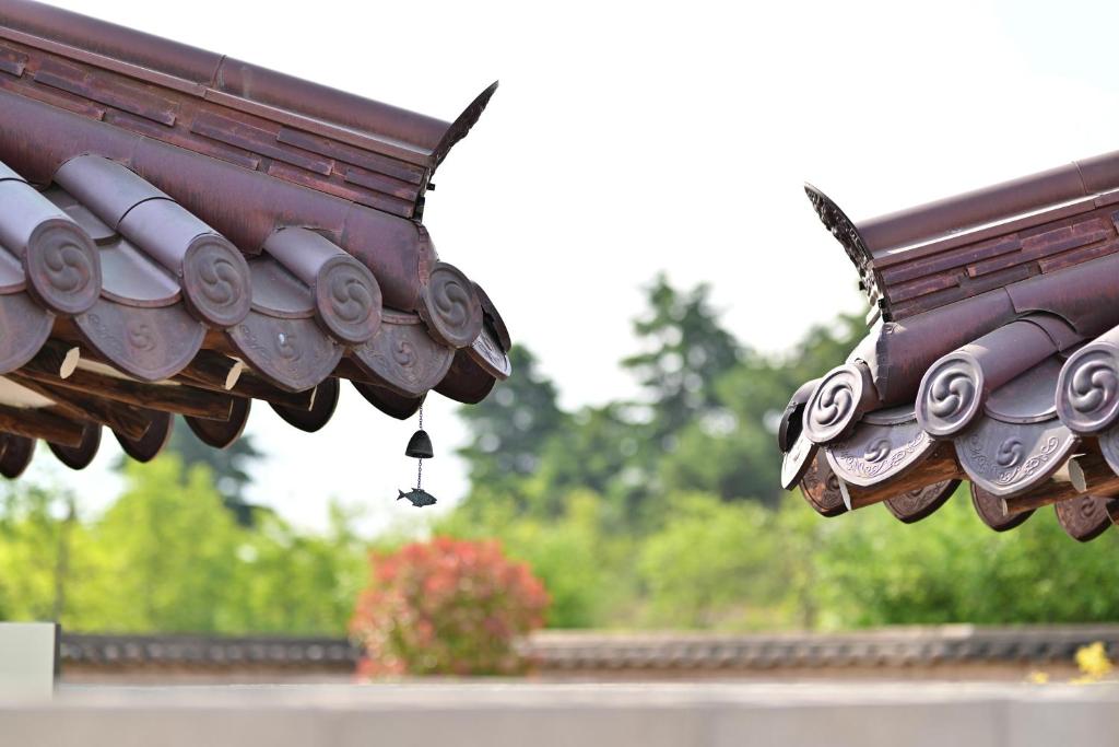 un primo piano del tetto di un edificio di 사다함 SaDaHam a Gyeongju