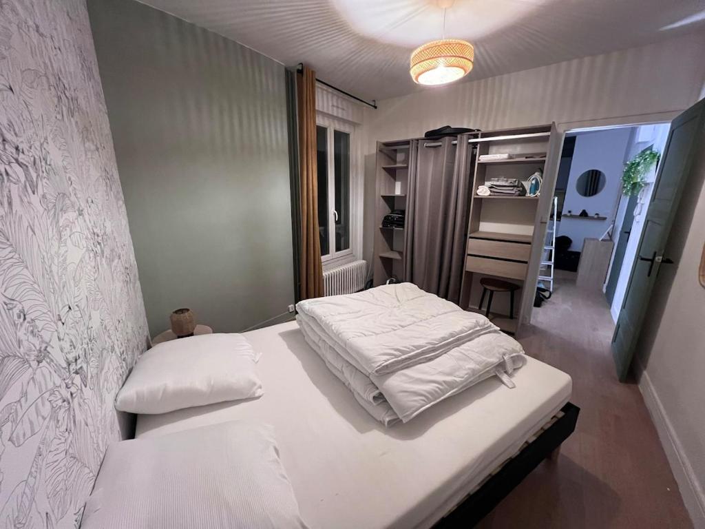 Giường trong phòng chung tại Appartement cosy 2 pieces hyper centre ville Place de la Breche