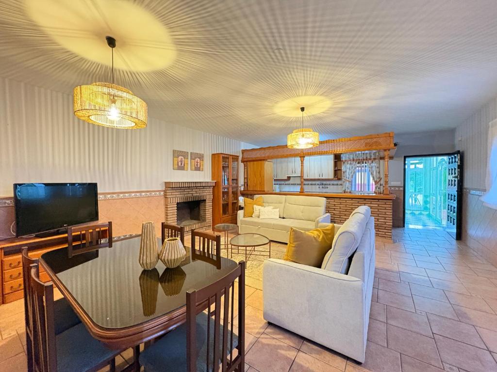 ein Wohnzimmer mit Sofa und Tisch in der Unterkunft Comeback El Sitio de mi Recreo in Motril