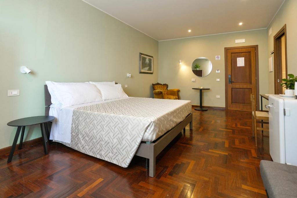 a bedroom with a bed and a wooden floor at Domus Fabia - Rooms & Apartments in San Gemini