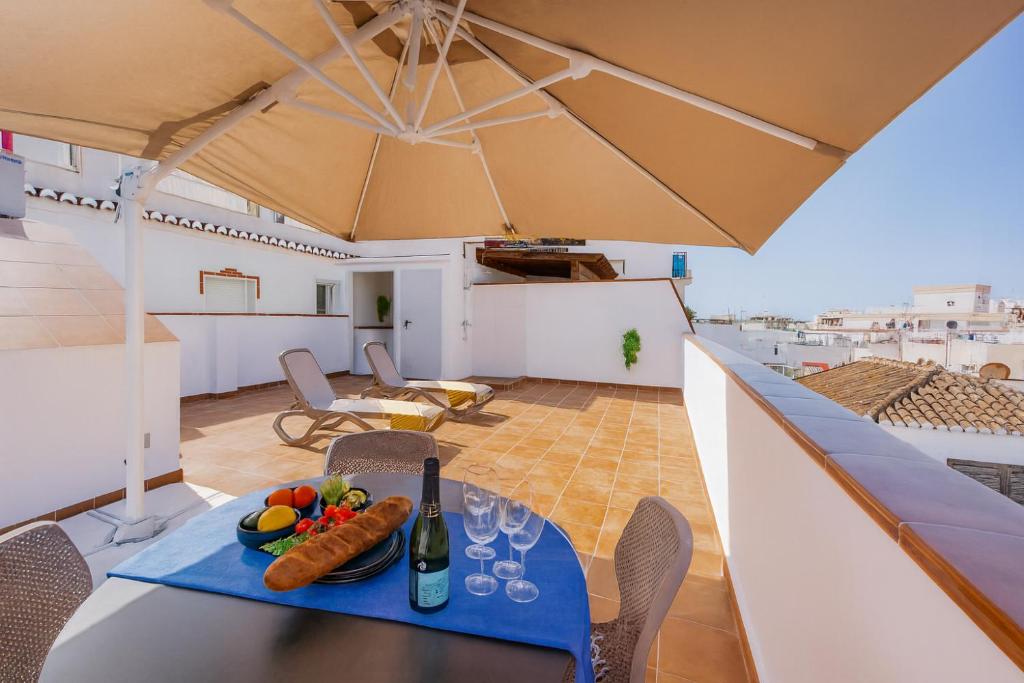 un tavolo con un piatto di cibo in cima a un balcone di La Soleá Historic Center a La Herradura