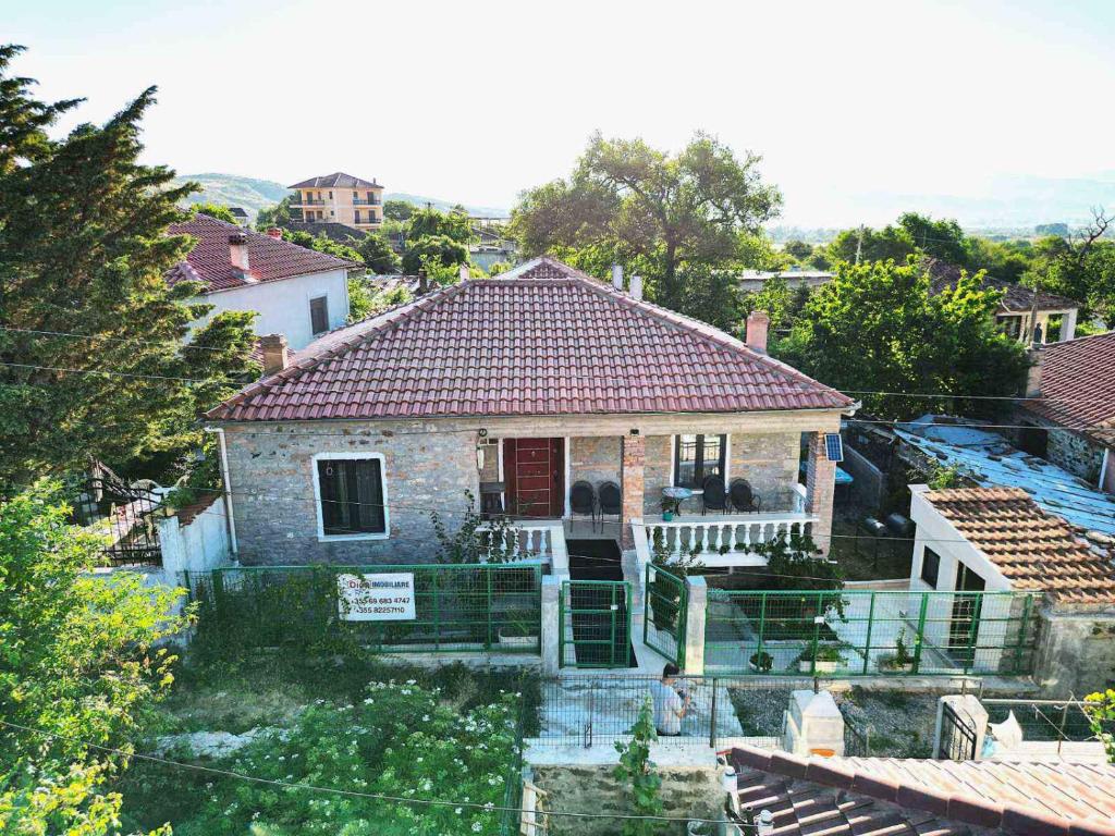 een luchtzicht op een huis met een rood dak bij Julia's Village Villa in Korçë