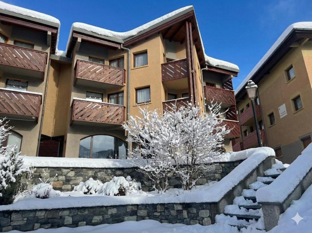 ein Apartmenthaus mit Schnee auf dem Boden in der Unterkunft Le Landry - 115m2 Label 5 Cimes - Pistes à 3min chemin piéton - Borne VE in Lanslevillard