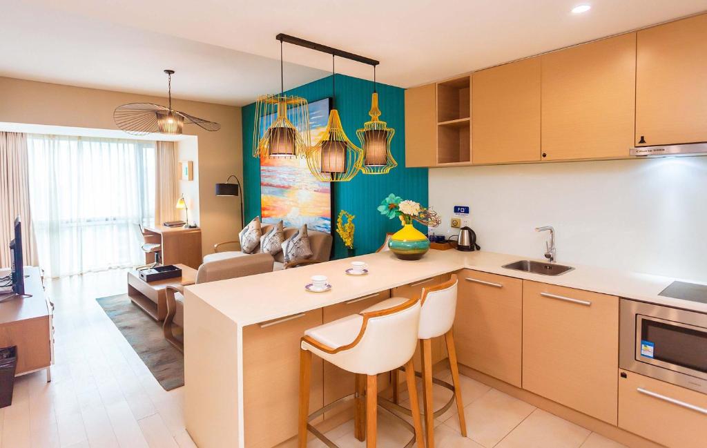 Kuchyň nebo kuchyňský kout v ubytování Qingdao Yiran Wanjia Hotel Apartment (May Fourth Square Wanxiang City Branch)