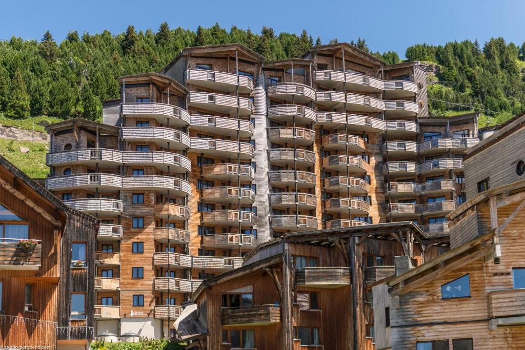an apartment building in the middle of a mountain at Résidence Pierre & Vacances Atria-Crozats in Avoriaz