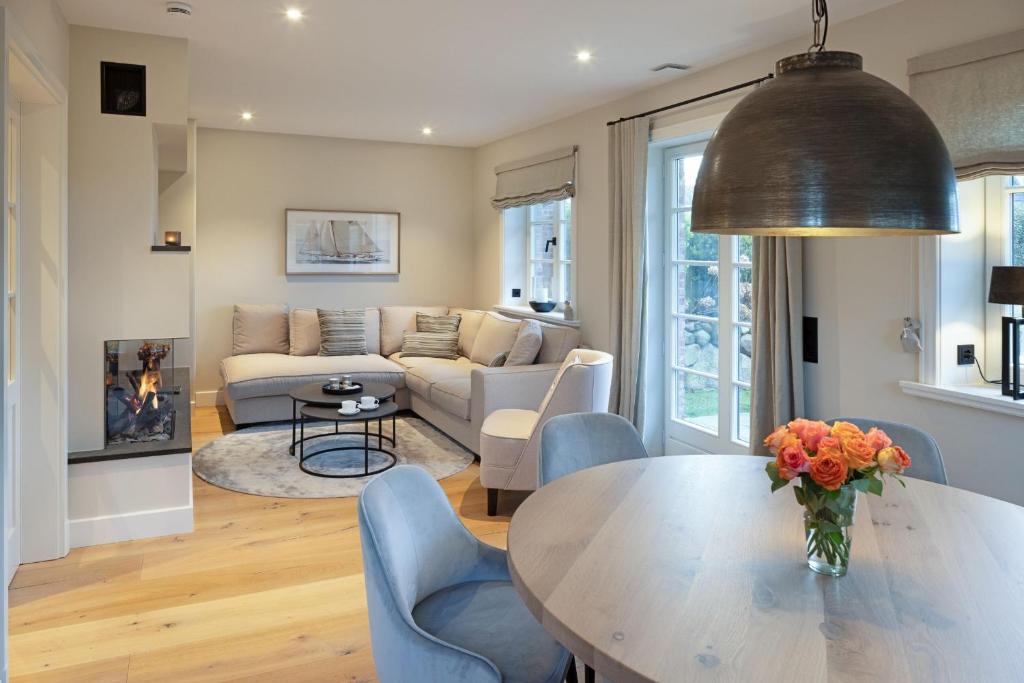 een woonkamer met een tafel en een bank bij Dünenhafer in List