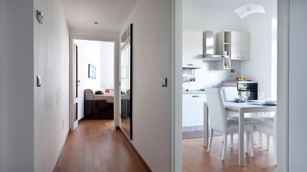 A kitchen or kitchenette at Italianway-Piazza Firenze