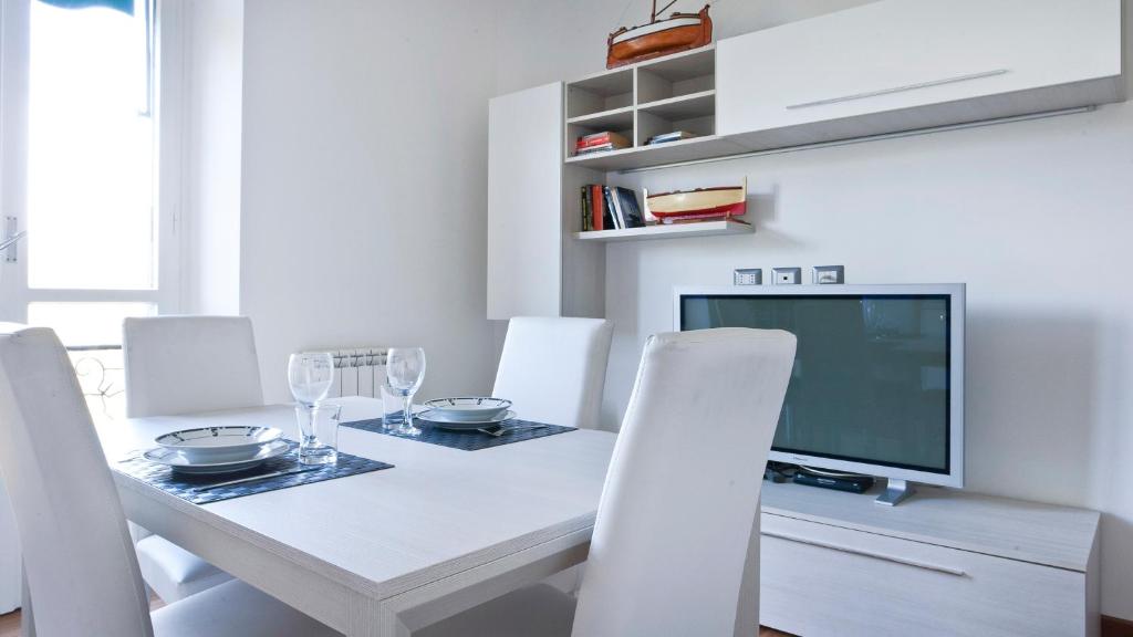 A television and/or entertainment centre at Italianway-Piazza Firenze