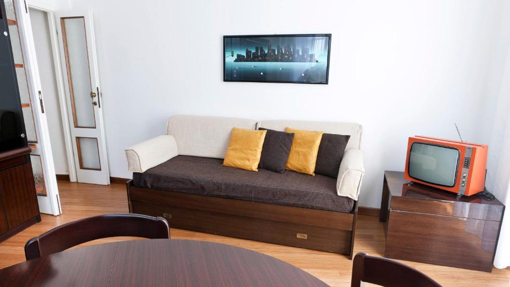 A television and/or entertainment centre at Italianway-Piazza Firenze
