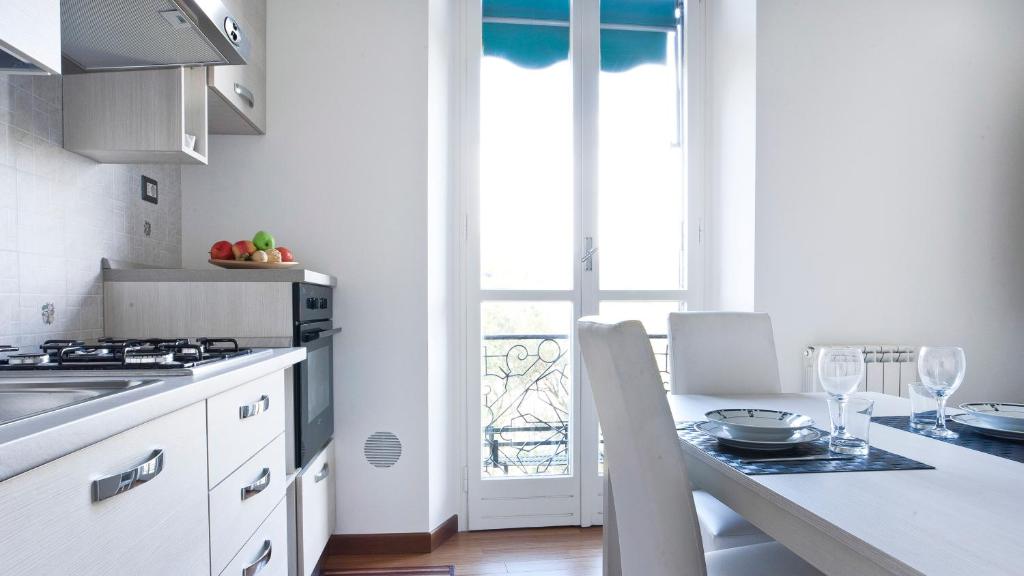A kitchen or kitchenette at Italianway-Piazza Firenze