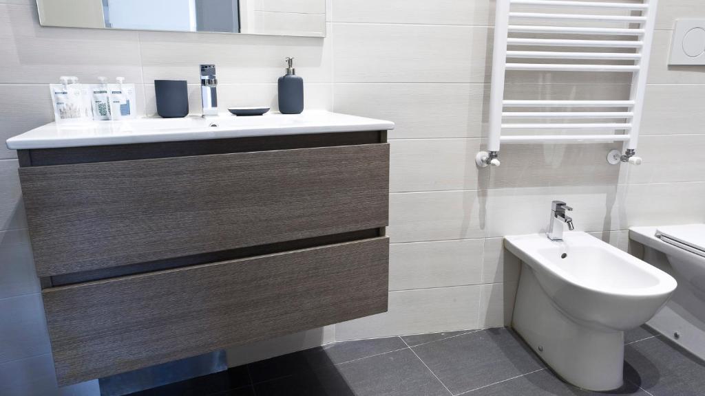 A bathroom at Italianway-Piazza Firenze