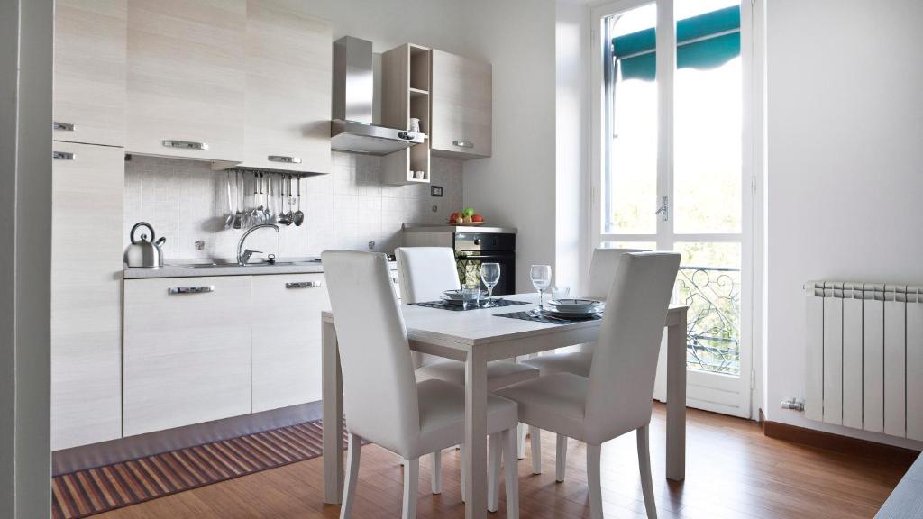 A kitchen or kitchenette at Italianway-Piazza Firenze