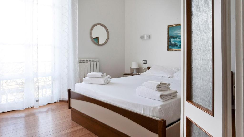 A bed or beds in a room at Italianway-Piazza Firenze