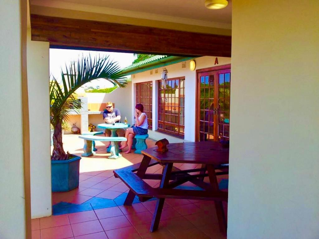 een kind aan een tafel in een huis bij Ballito Vaca Home - KZN SA in Ballito