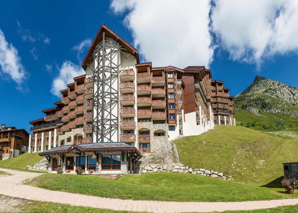 een hotel bovenop een heuvel met een gebouw bij Résidence Pierre & Vacances Les Néréides in Belle Plagne