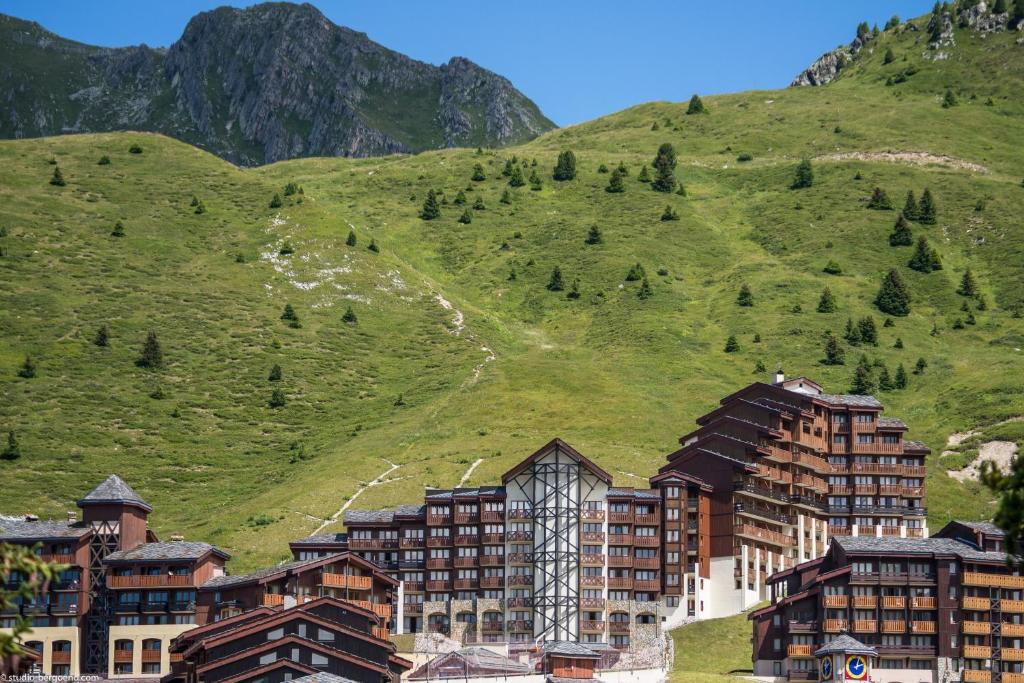 a group of buildings in front of a mountain at Résidence Pierre &amp; Vacances Les Néréides in Belle Plagne