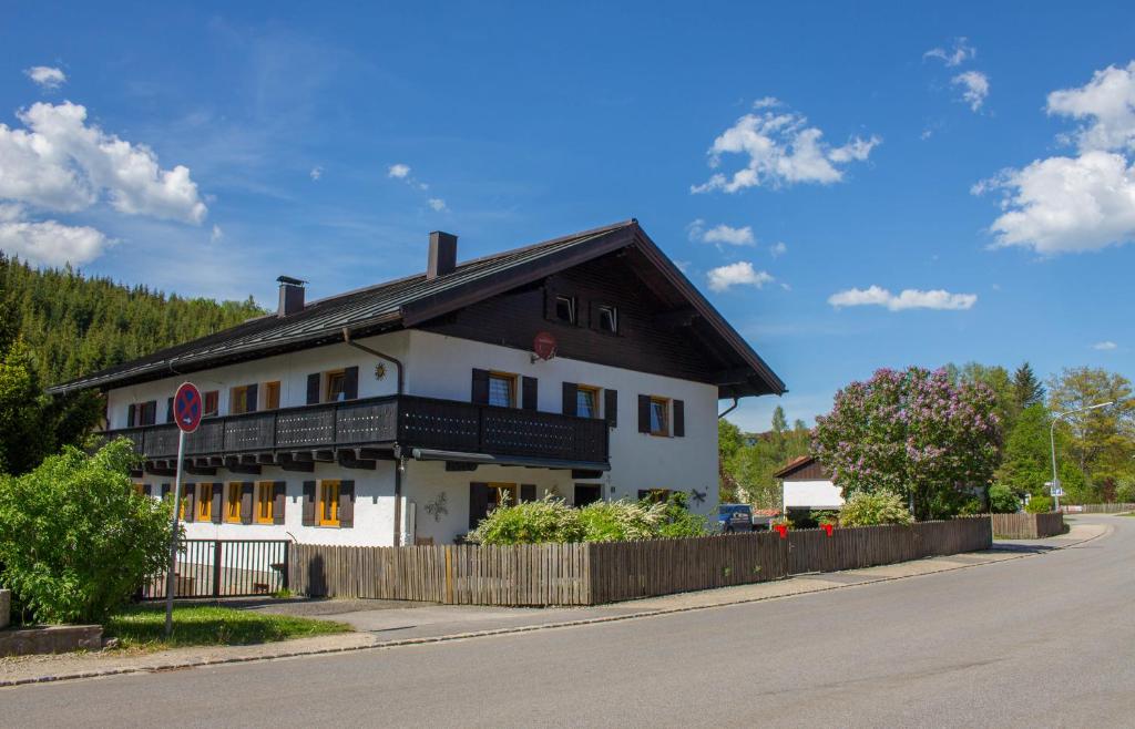un bâtiment situé sur le côté d'une route dans l'établissement Ferienwohnung Treml, à Bayerisch Eisenstein