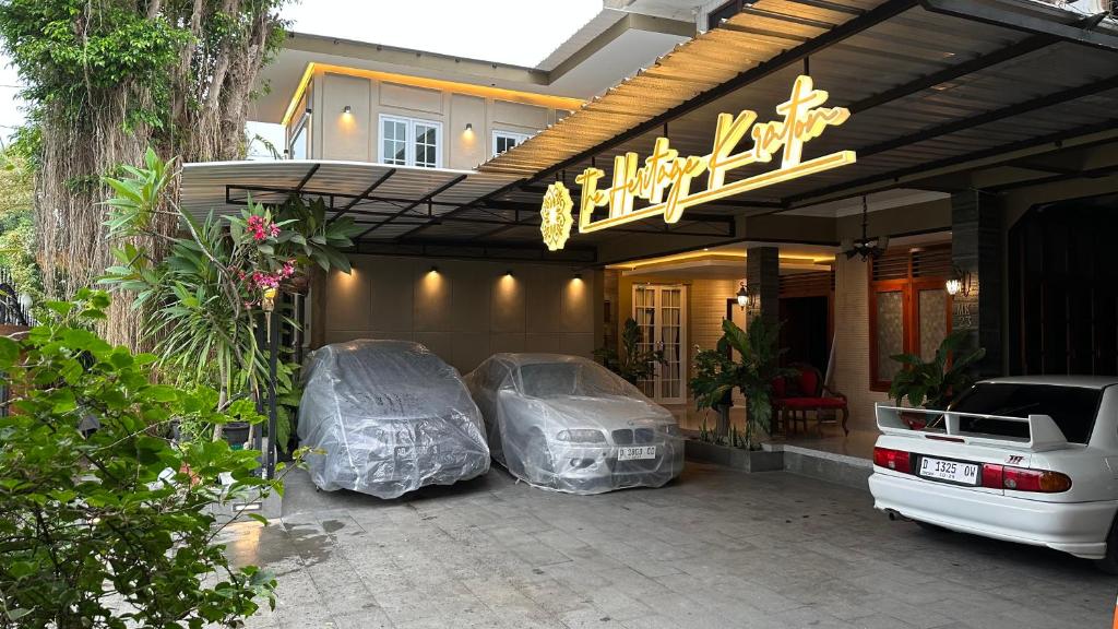 a house with a car parked outside of it at The Heritage Kraton Guest House in Timuran