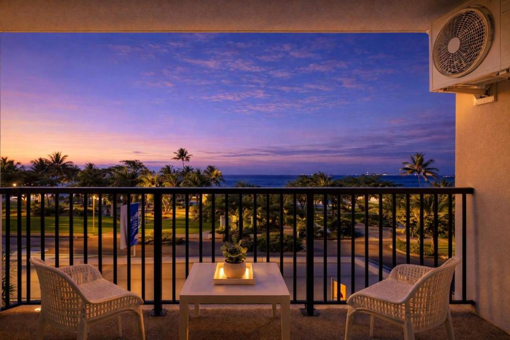 En balkon eller terrasse på Modern Oceanview Studio Apartment at Aquarius