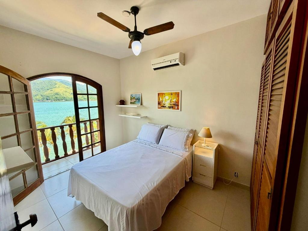 En eller flere senge i et værelse på Casa Sol de Mangaratiba