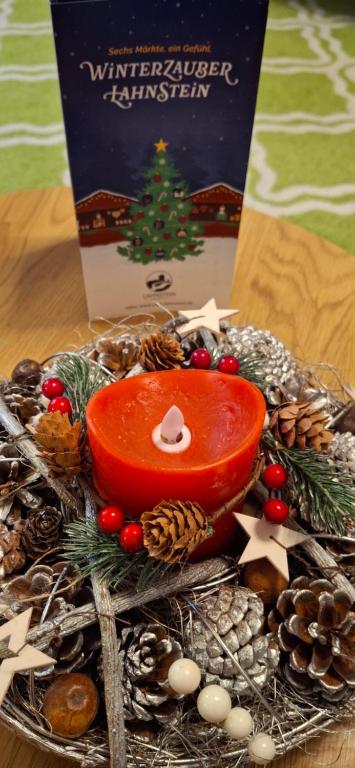 un tavolo sormontato da un centrotavola natalizio con un libro di Rhein-Lahn Auszeit a Lahnstein