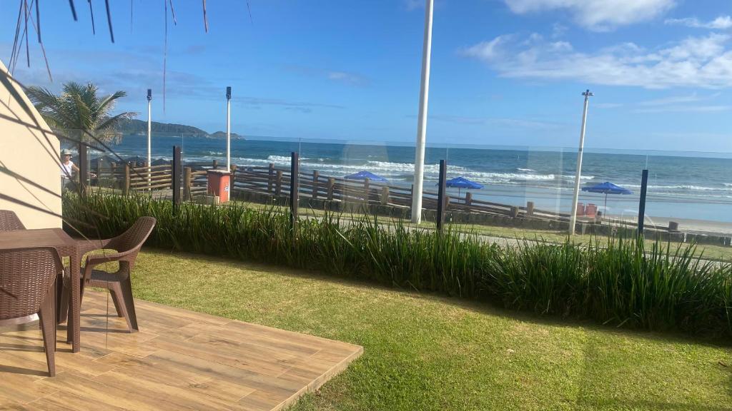 a patio with a view of the beach and the ocean at Férias a beira mar - Brilhos do sol in Bombinhas