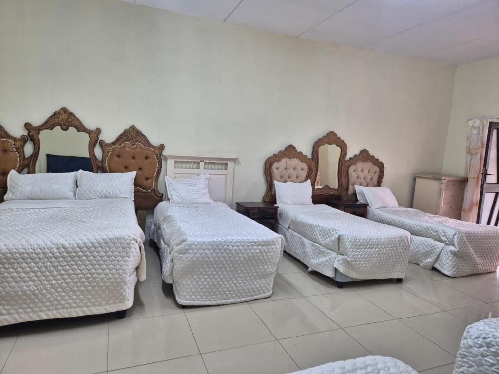 Giường trong phòng chung tại Morogoro Park Lodge