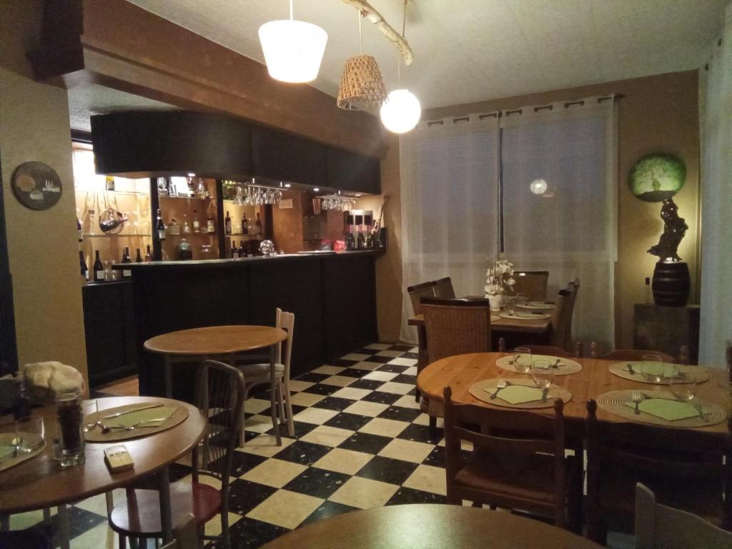 un ristorante con tavoli e sedie e un bar di Chambre la plage a Limoux
