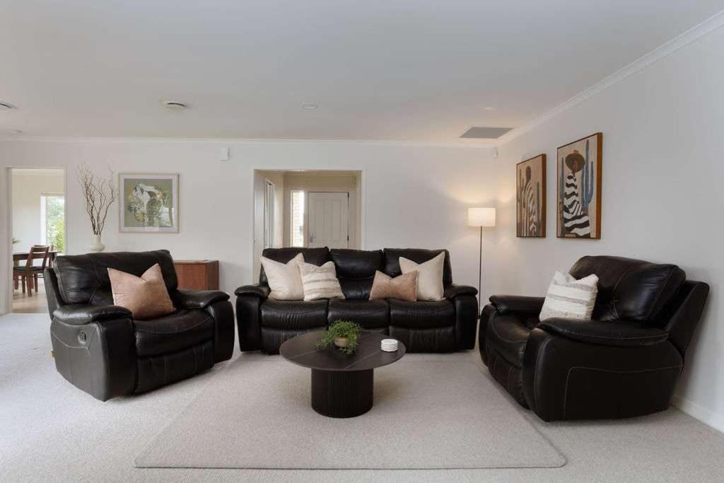 Posezení v ubytování Beachwater Getaway Close to Walks Shops & Dining