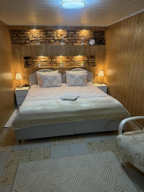 ein Schlafzimmer mit einem großen Bett und zwei Nachttischen in der Unterkunft Guest House Vilnius in Vilnius