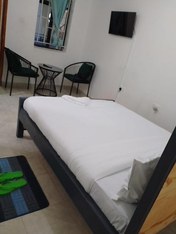 Giường trong phòng chung tại Downtown Ecopark Hotel