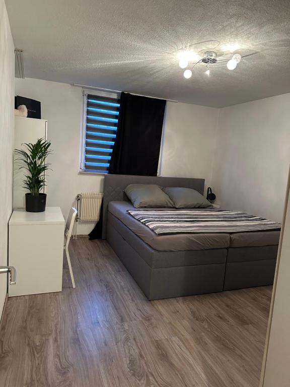 een slaapkamer met een bed en een tafel erin bij Jonas Haus Gästezimmer in Berlijn