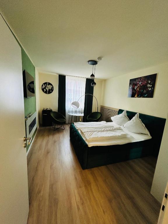 Postel nebo postele na pokoji v ubytování Elegant Studio in Gengenbach Old Town with Tower View