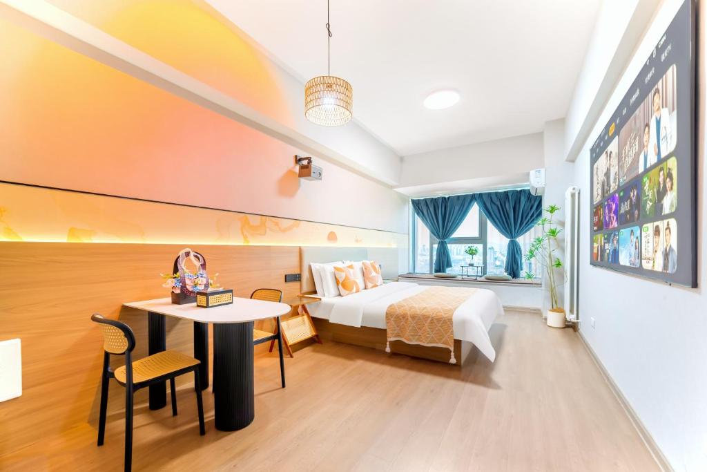 a hotel room with a bed and a table at MountTai Twilight Elegance Lodge in Tai'an