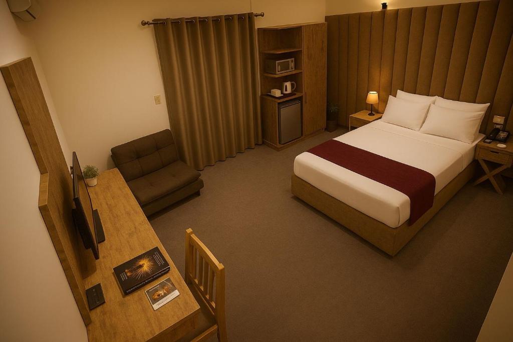 Valencia hotel Downtown في القاهرة: غرفة فندق مع سرير وكرسي