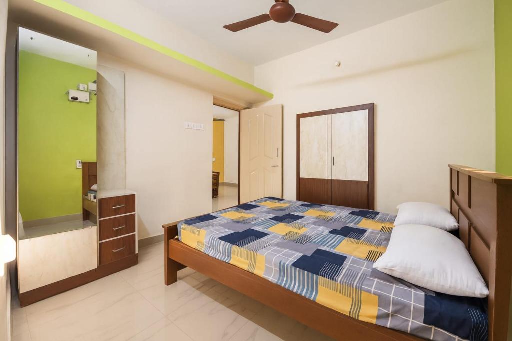 Postel nebo postele na pokoji v ubytování Xiotrip Paradise Villa, Ariyankuppam, Pondicherry