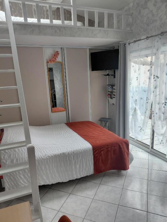 a bedroom with a bunk bed with a ladder at Chambres d'hôtes - Les Orchidées in Perpignan