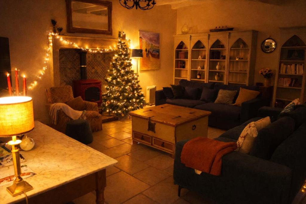 Posezení v ubytování Charente Cozy Family Winter Retreat