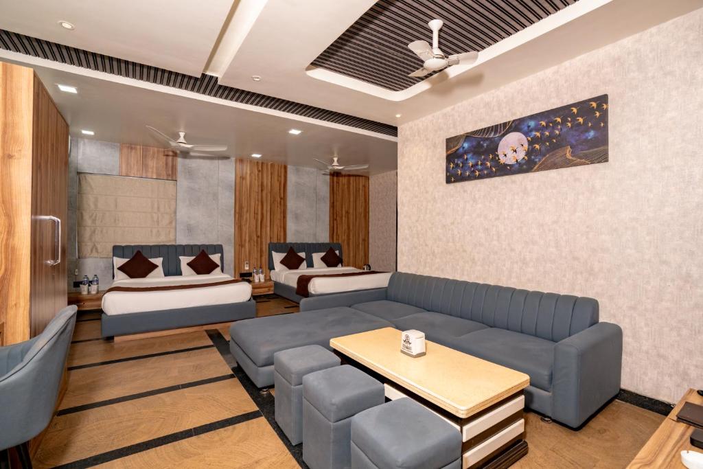 een woonkamer met een bank en een tafel bij Namaste Khatu Shyam in Khātu