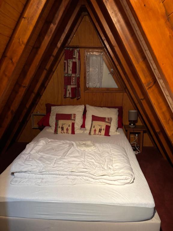 ein Schlafzimmer mit einem Bett auf einem Dachboden in der Unterkunft Chalet de montagne in Ustou