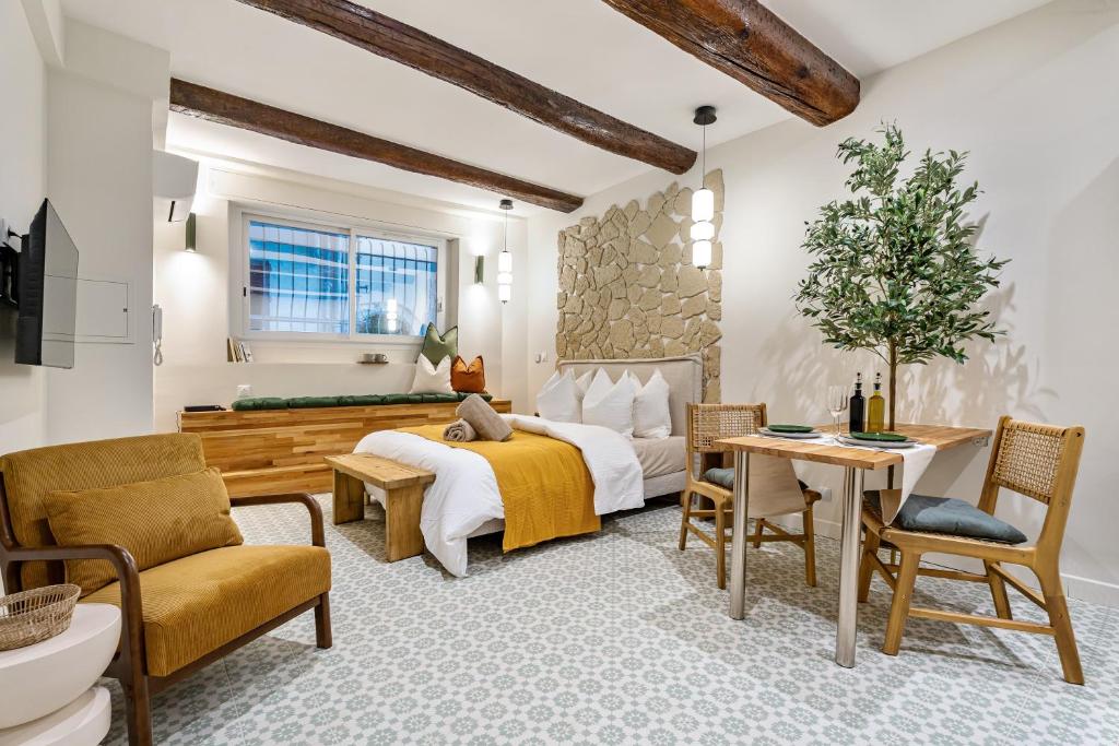 een slaapkamer met een bed, een tafel en stoelen bij Antibes Old Town Apartment in Antibes