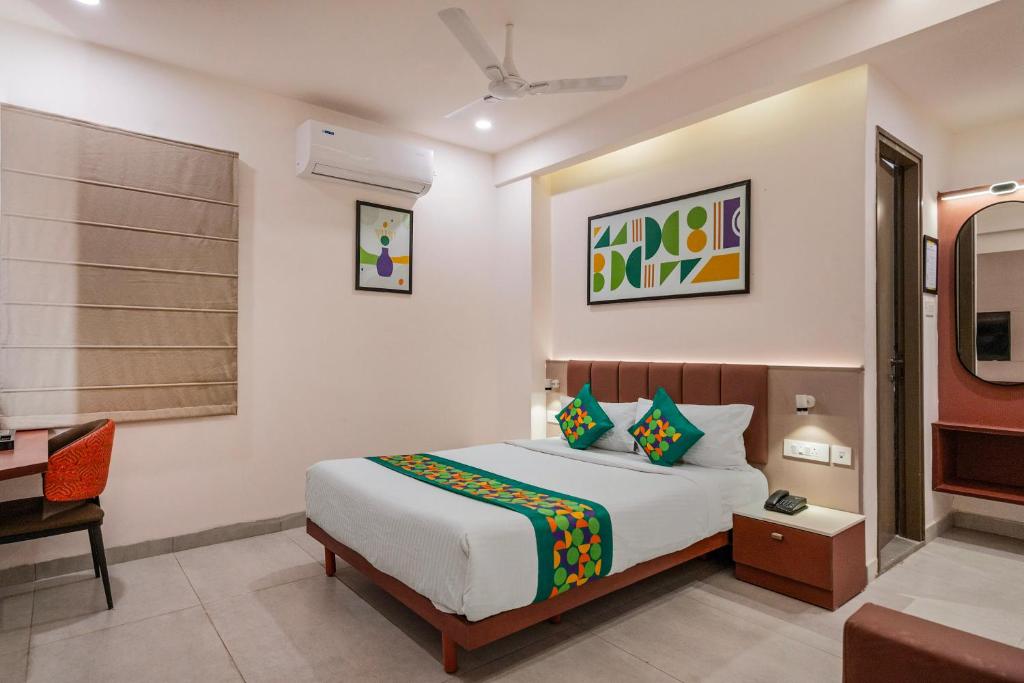 een slaapkamer met een bed en een bureau in een kamer bij Treebo Premium Hydotel Gachibowli in Hyderabad