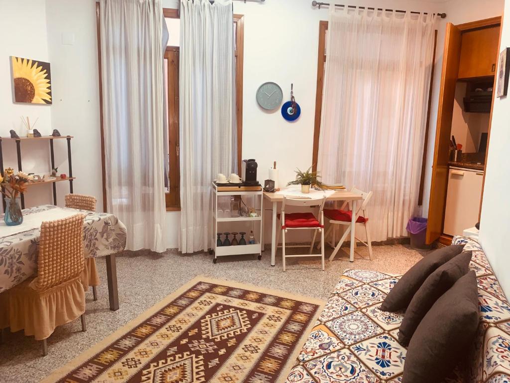 ein Wohnzimmer mit Sofa und Tisch in der Unterkunft Valencia Aparthotel COSMO in Valencia