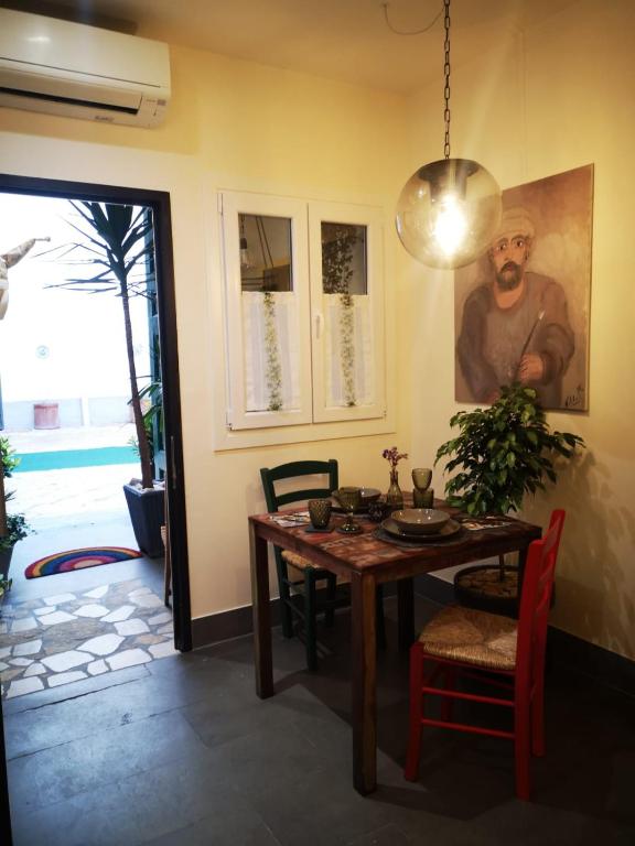 een eetkamer met een tafel en een hanglamp bij Dimora Daliah&Oana in Matera