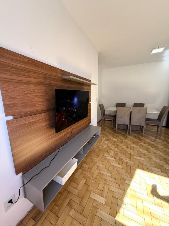 Et tv og/eller underholdning på 201 - Apartamento amplo com vaga de garagem, próximo UFN