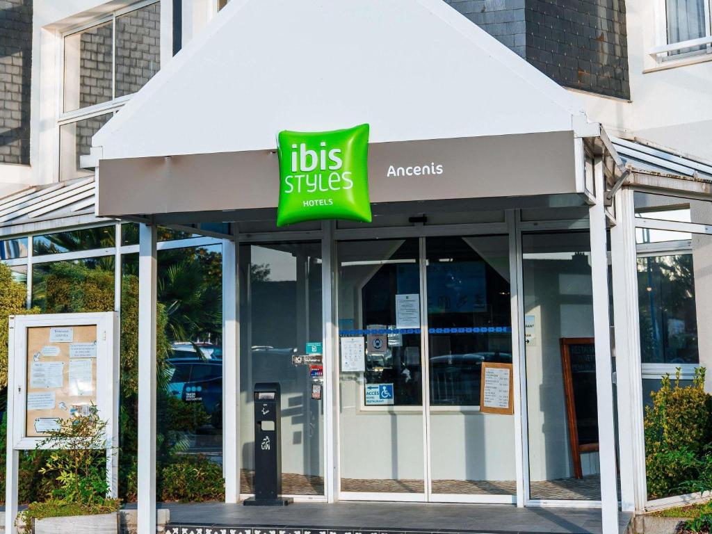 a sign for a bus services store at ibis Styles Ancenis Centre in Ancenis