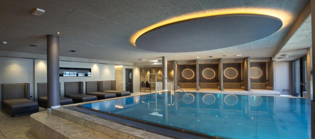 Hồ bơi trong/gần Aparthotel Familiaris - Family Apartments - Pools & Spa in Dolomites