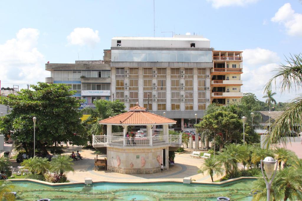 hotel z altaną przed budynkiem w obiekcie May Palace Hotel  w mieście Tuxpan de Rodríguez Cano