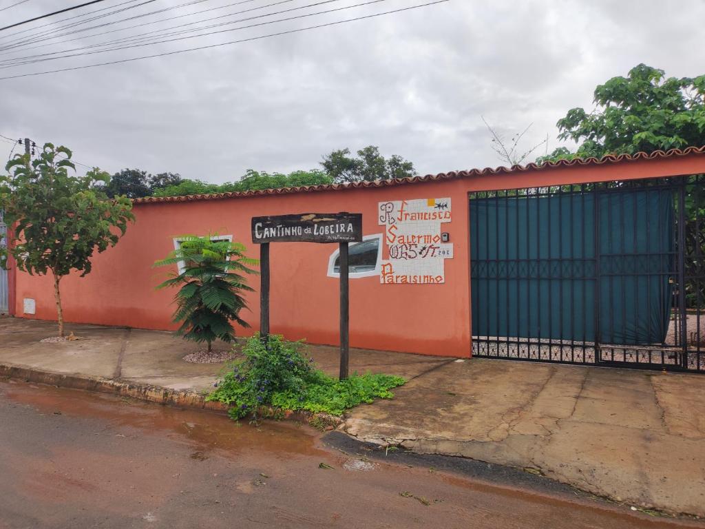 戈亚斯州上帕莱索Cantinho da Lobeira的建筑物前的路牌