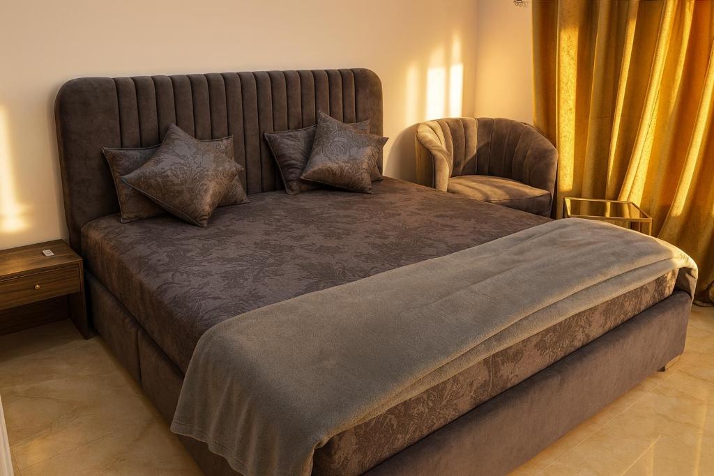 Giường trong phòng chung tại The Canvas Stay